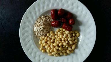 黄豆提前浸泡4小时以上。食材的量可以随意，不必按规定的量来。