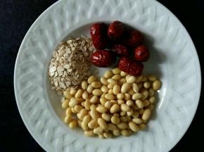 黄豆提前浸泡4小时以上。食材的量可以随意，不必按规定的量来。