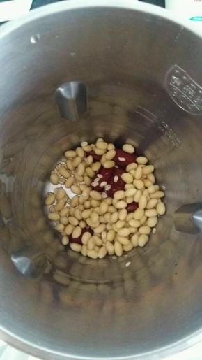 食材放入豆浆机中。