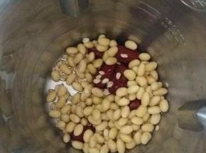 食材放入豆浆机中。