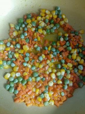 倒入豌豆和玉米翻炒半分钟。