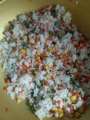 倒入米饭翻炒均匀。