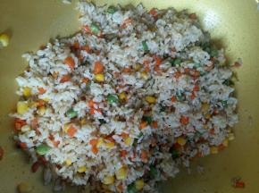 倒入1勺酱油，翻炒均匀。