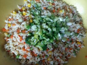 米饭翻炒1分钟，倒入焯好的西兰花，葱花，翻炒1分钟。