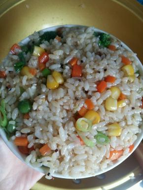 米饭盛在一个碗里压实。