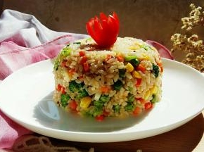 碗上盖一个盘子，压住碗然后倒扣。切一个小番茄装饰。