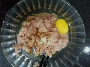 猪肉绞碎，打入1个鸡蛋，鸡粉，香油，酱油，老抽，少许盐。
