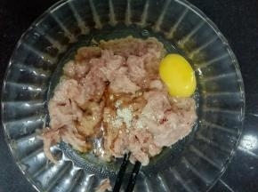 猪肉绞碎，打入1个鸡蛋，鸡粉，香油，酱油，老抽，少许盐。