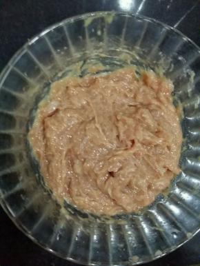 顺时针搅拌上劲腌制30分钟。我这是提前弄得，第二天用。所以要盖上保鲜膜放入冰箱。