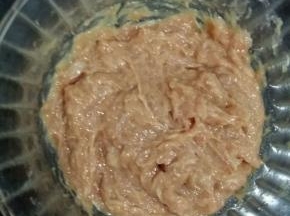 顺时针搅拌上劲腌制30分钟。我这是提前弄得，第二天用。所以要盖上保鲜膜放入冰箱。