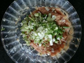 第二天早晨起来，切1颗葱。放入肉泥中搅拌均匀。