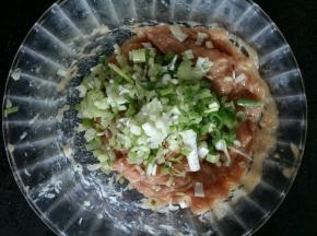 第二天早晨起来，切1颗葱。放入肉泥中搅拌均匀。