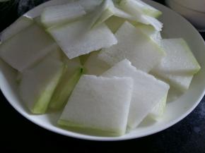 冬瓜去皮切片。