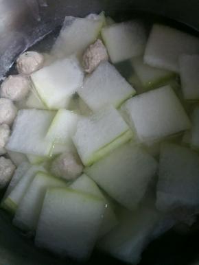 丸子大概要煮5分钟，然后倒入冬瓜片一起煮。