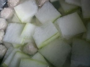 丸子大概要煮5分钟，然后倒入冬瓜片一起煮。