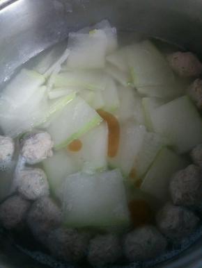 煮至冬瓜变透明，放入1勺香油，少许盐，搅拌均匀关火。