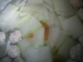 煮至冬瓜变透明，放入1勺香油，少许盐，搅拌均匀关火。