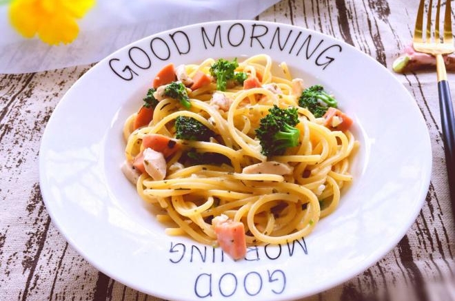 鸡胸肉火腿西兰花意大利面