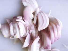 将洋葱剥去皮洗净切成小块