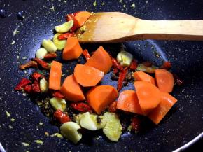 将胡萝卜去皮洗净切块放入锅中