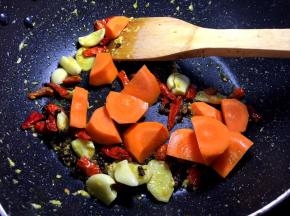 将胡萝卜去皮洗净切块放入锅中