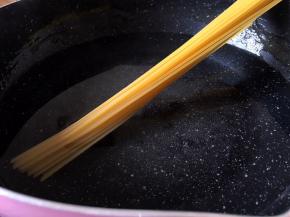 将锅里放入水将意大利面放入煮熟后捞出冲下冷水