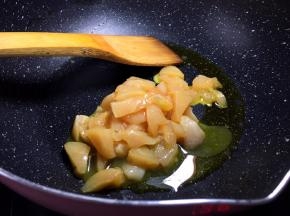 锅里放油，腌制好的鸡胸肉凉油下锅翻炒，然后捞出锅里再放入适量油，油烧热，鸡肉放入翻炒后装碗