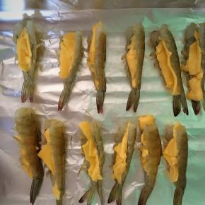 腌制好的鲜虾放入芝士