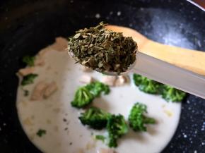 加入2勺欧芹碎，如果有新鲜的欧芹可以替换