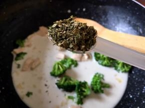 加入2勺欧芹碎，如果有新鲜的欧芹可以替换