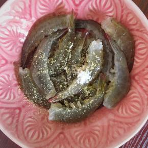 加入适量植物油、盐和胡椒粉搅拌均匀腌制15分钟