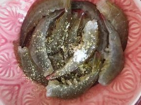 加入适量植物油、盐和胡椒粉搅拌均匀腌制15分钟