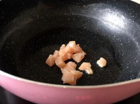 将锅里放少许油，将鸡胸肉解冻后切小块入锅