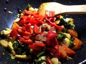 将火腿肠切丁放入火腿肠和红辣椒