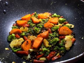 锅里放一碗水，大火盖上锅盖焖干，这时候的胡萝卜就基本熟了