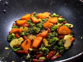 锅里放一碗水，大火盖上锅盖焖干，这时候的胡萝卜就基本熟了