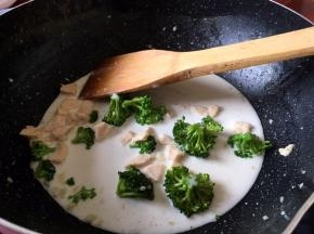 将电磁炉开中火煮开后