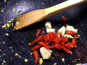 锅里放入生姜，和红尖椒爆香