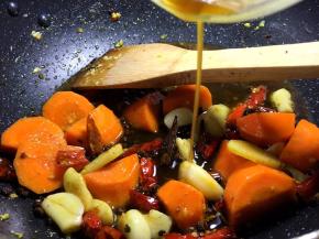 将刚刚调好的酱汁倒入锅中