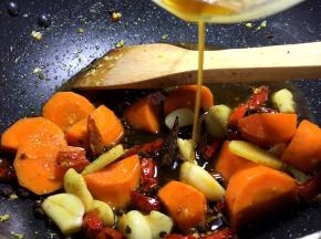 将刚刚调好的酱汁倒入锅中