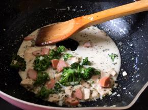 将火腿肠切丁放入锅中