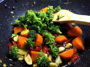 将西兰花洗净去蒂后切小朵放入锅中