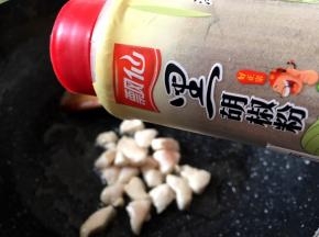 翻炒至鸡胸肉变色，加入黑胡椒粉，放一勺盐