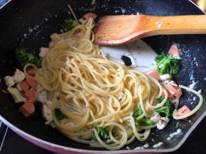 将煮好的意大利面去锅中，慢慢收汁，火候不用太大，放面充分吸收汤汁