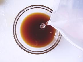 放入一勺料酒，半勺蚝油，一勺白糖，一勺鸡精，一碗水搅拌均匀