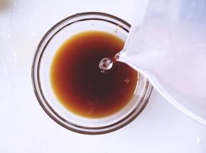 放入一勺料酒，半勺蚝油，一勺白糖，一勺鸡精，一碗水搅拌均匀