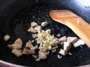 将大蒜去皮洗净切碎放入锅中