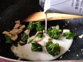 加入半杯牛奶，牛奶就是一般超市有卖的