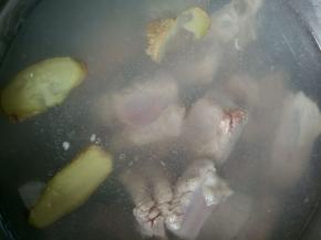 排骨放入开水中焯5分钟，去除血沫，放入几片姜可以去腥。撇去浮沫，捞出来控水。