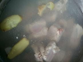 排骨放入开水中焯5分钟，去除血沫，放入几片姜可以去腥。撇去浮沫，捞出来控水。